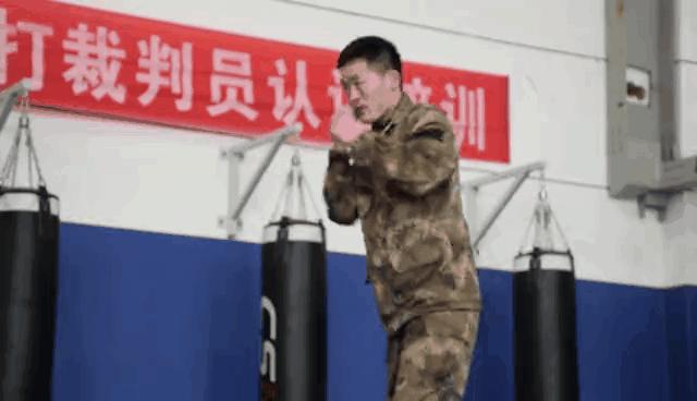 军队搏击视频教学,帅气威武的教官