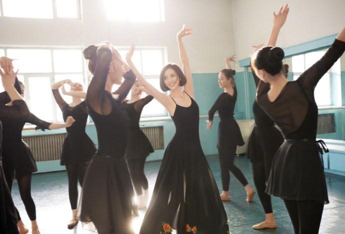 佟丽娅练舞照宛如黑天鹅,佟丽娅黑色抹胸礼服黑天鹅