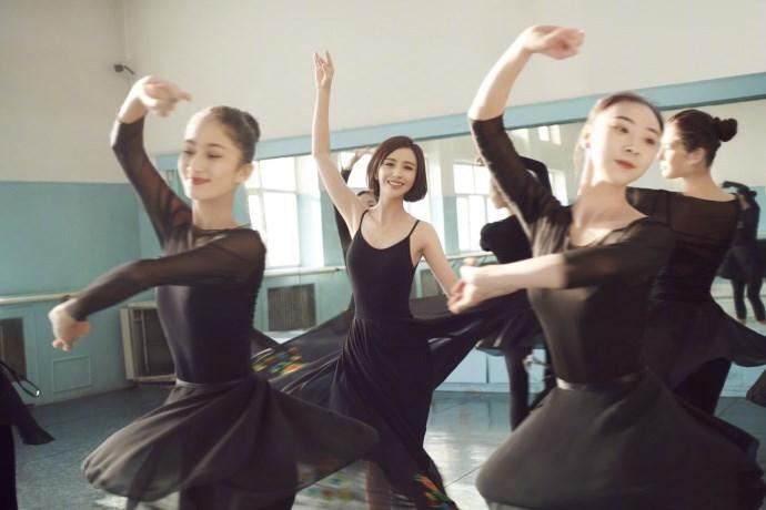 佟丽娅练舞照宛如黑天鹅,佟丽娅黑色抹胸礼服黑天鹅