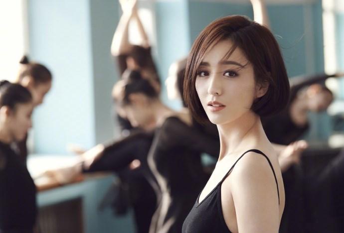 佟丽娅练舞照宛如黑天鹅,佟丽娅黑色抹胸礼服黑天鹅