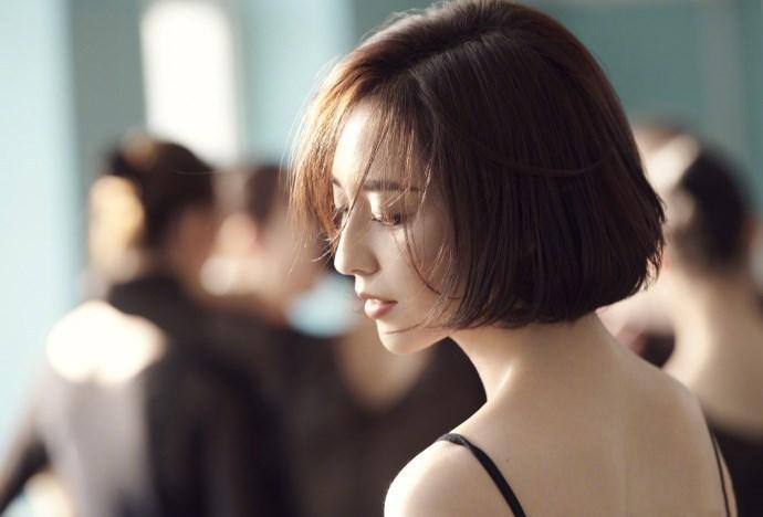 佟丽娅练舞照宛如黑天鹅,佟丽娅黑色抹胸礼服黑天鹅