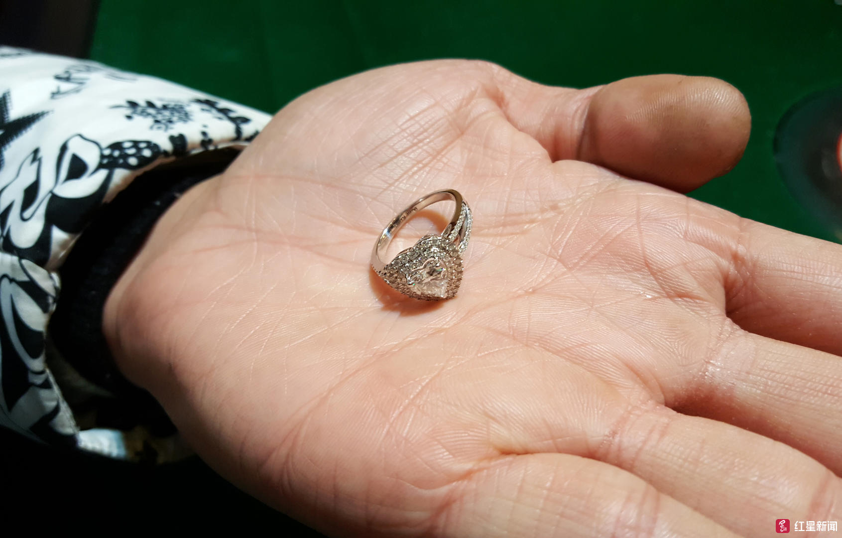 2000块钱两克拉的钻戒是真的吗,几千块买的钻戒是真是假