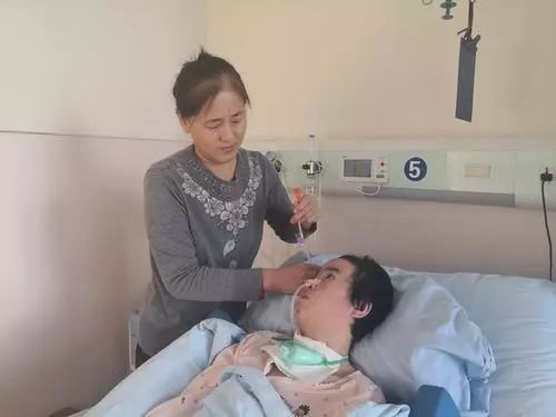 仁爱之美丨爱心护工郑玉琴荣获10000元正能量大奖