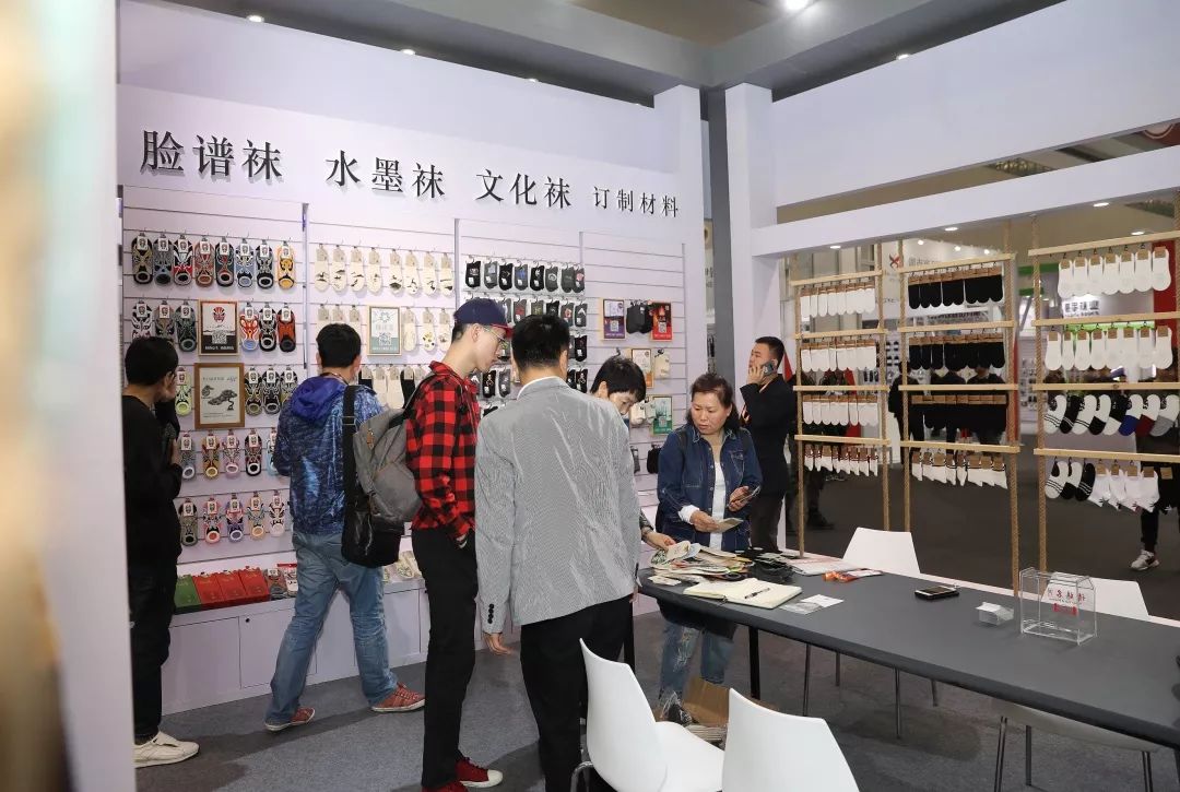 「袜艺」新年战衣少不了的配饰，这些诸暨产的“中国风”考虑下