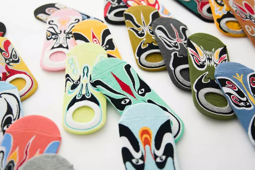 「袜艺」新年战衣少不了的配饰，这些诸暨产的“中国风”考虑下