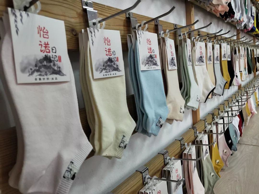 「袜艺」新年战衣少不了的配饰，这些诸暨产的“中国风”考虑下