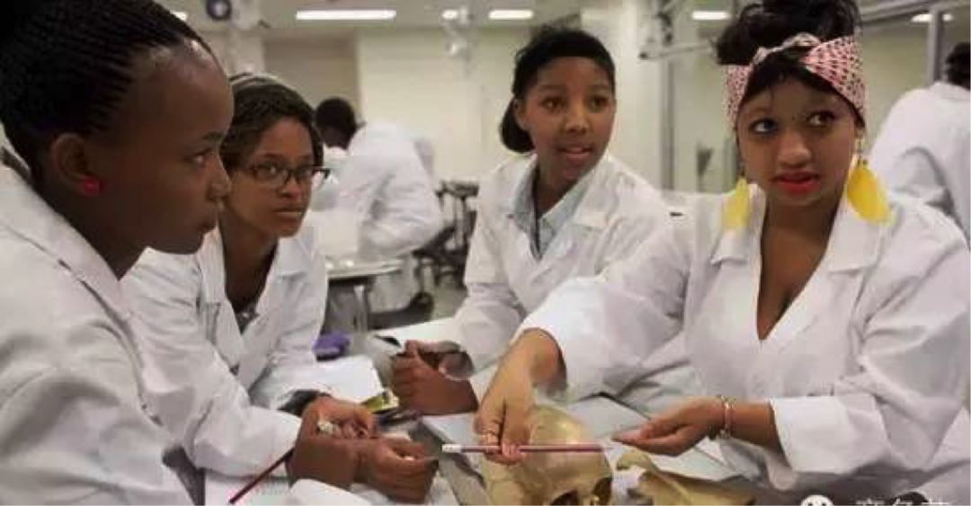 戴2000多万手表的人住的房子,戴一千万手表住一亿豪宅