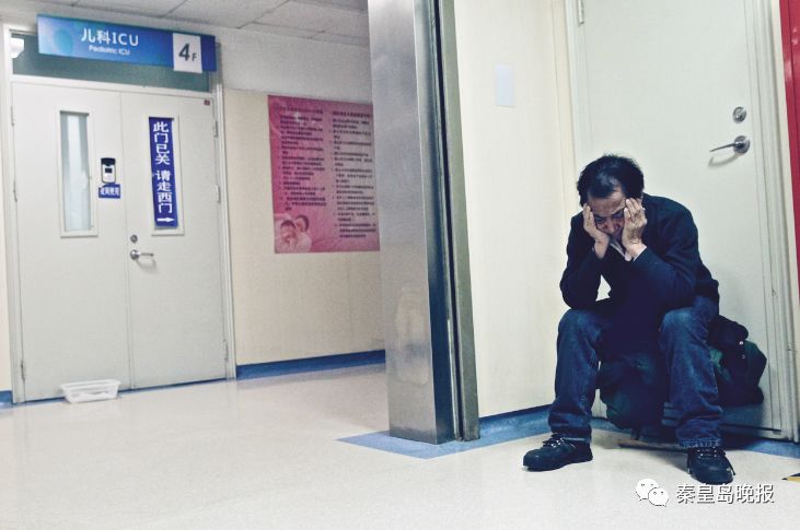 泪！六旬老人寒冬桥头揽活儿，为重症女儿攒手术费