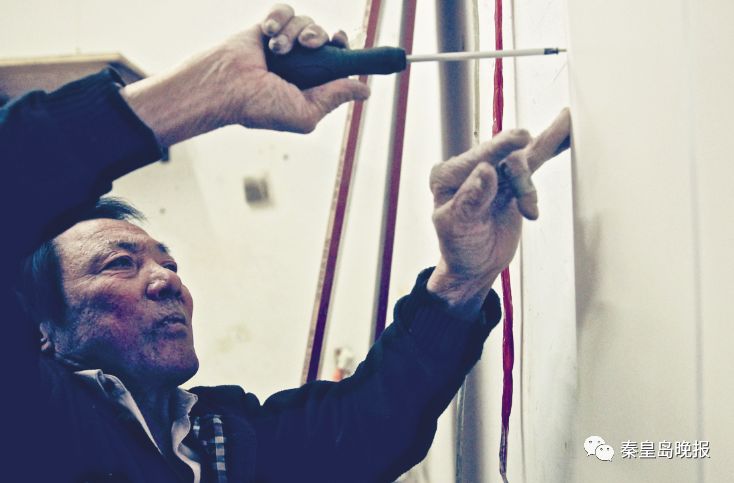 泪！六旬老人寒冬桥头揽活儿，为重症女儿攒手术费