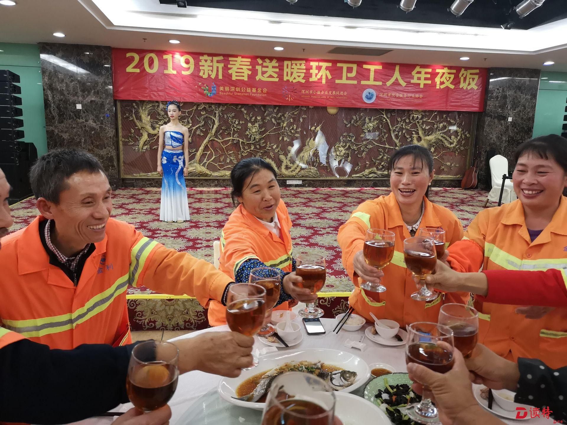 环卫工人五一假期坚守岗位,环卫工人过年坚守在一线