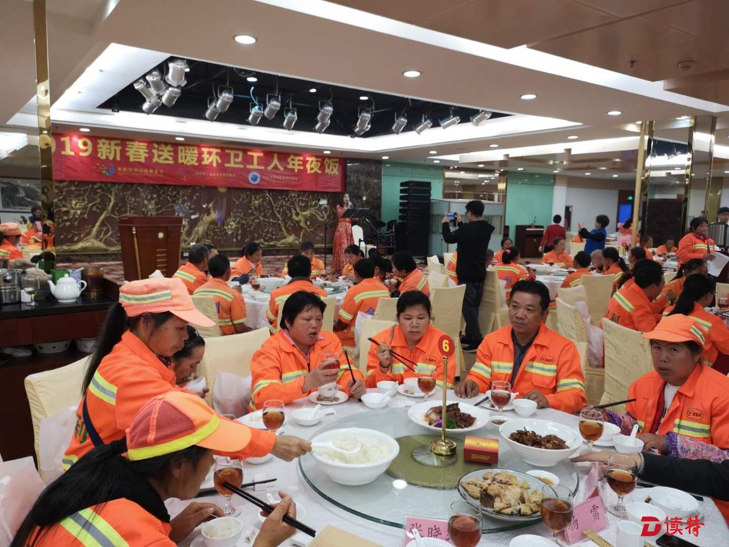 环卫工人五一假期坚守岗位,环卫工人过年坚守在一线