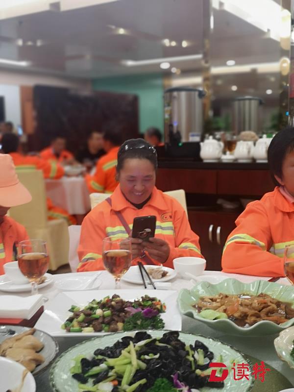 环卫工人五一假期坚守岗位,环卫工人过年坚守在一线