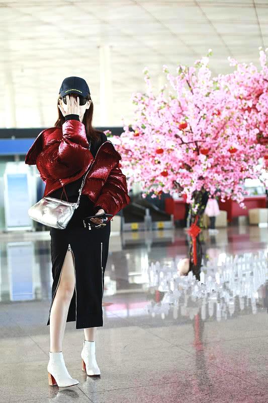 戚薇的服装穿搭,戚薇穿浅色羽绒服图片