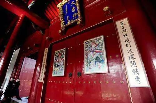 年画一贴过年氛围就来了,过年老家贴的年画