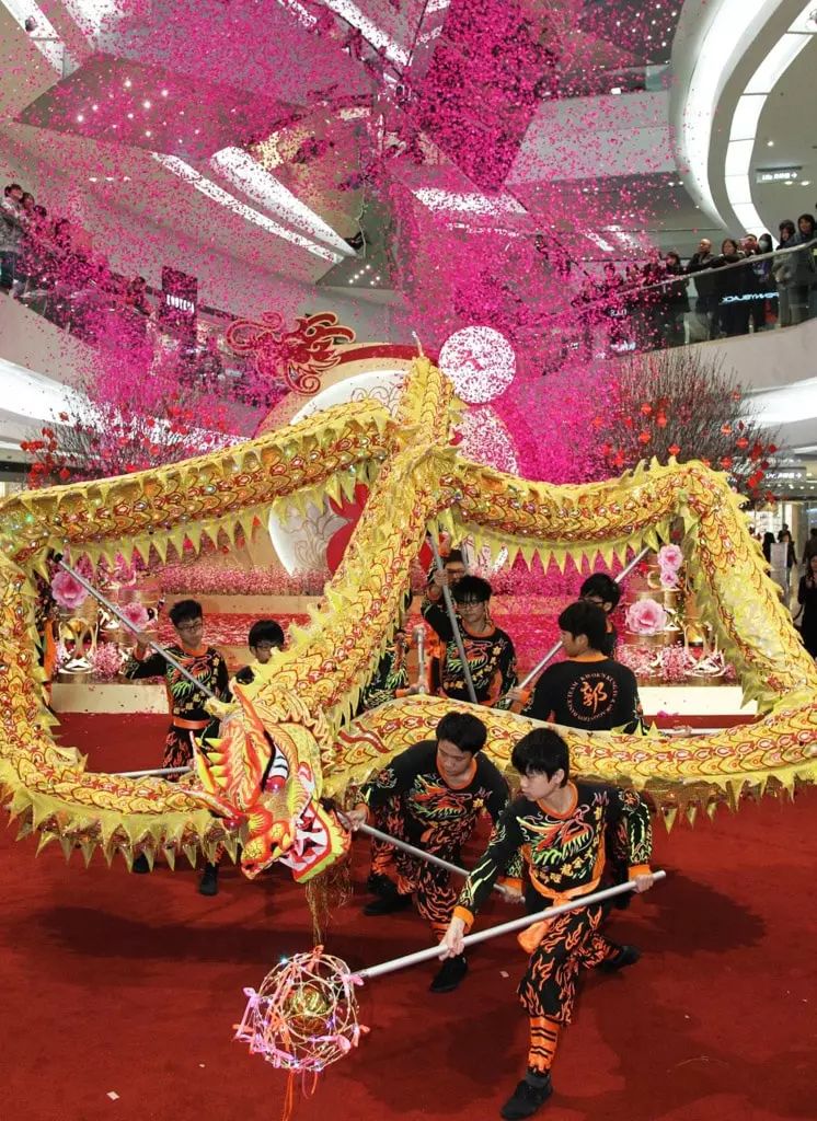 港女有话说|赛马、舞狮、逛年宵市场……春节假期到香港玩点啥?