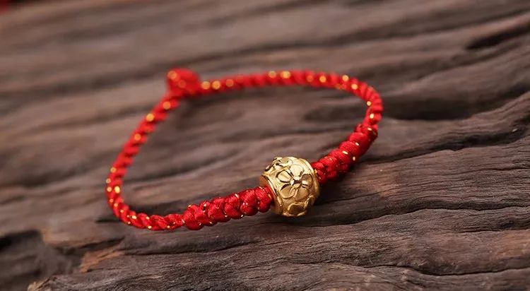 本命年穿红衣服必须是当年买的吗,本命年穿红是提前一年还是本年穿