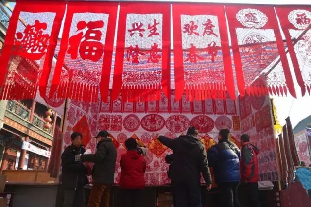 年二十九贴对联好吗,年俗视频二十九