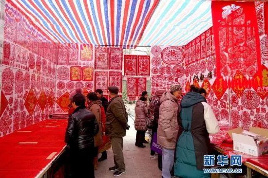 年二十九贴对联好吗,年俗视频二十九