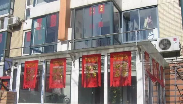 年二十九贴对联好吗,年俗视频二十九