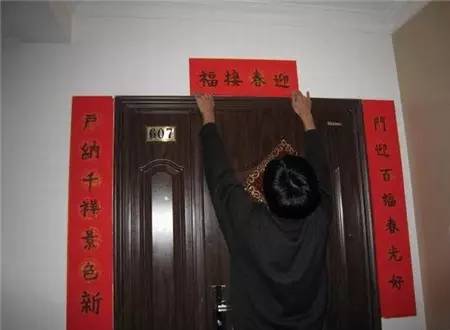 年二十九贴对联好吗,年俗视频二十九