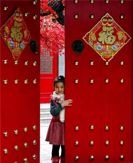 年二十九贴对联好吗,年俗视频二十九