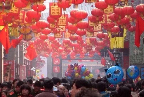 年二十九贴对联好吗,年俗视频二十九