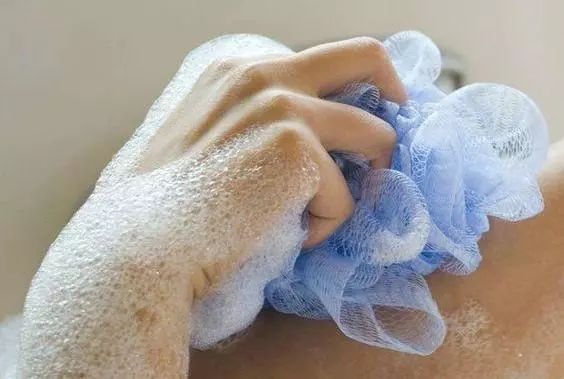 教科书级瘦身法！刷完一身爽的沐浴经络刷，通经络、减脂肪、去角质，让你边洗澡边瘦！