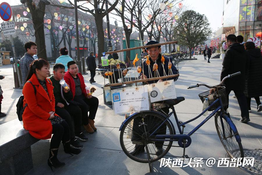 75岁男子吹糖人,75岁老人吹糖人