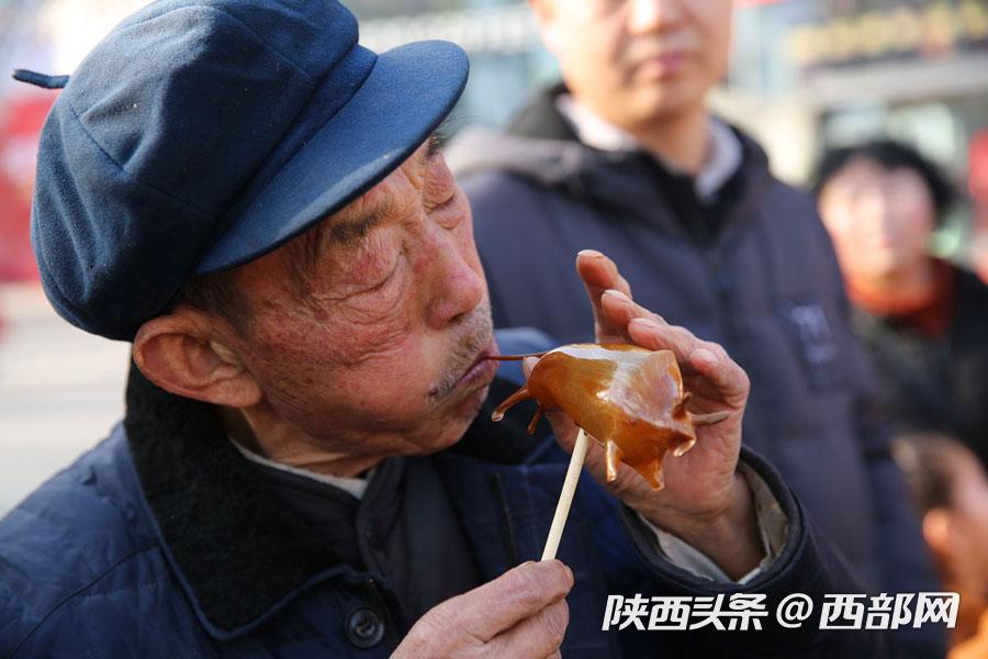 75岁男子吹糖人,75岁老人吹糖人