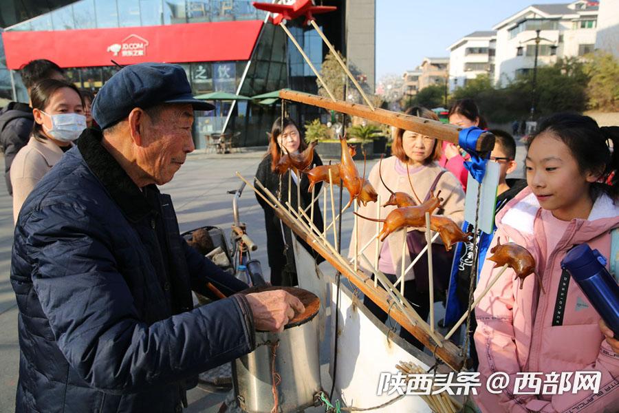 75岁男子吹糖人,75岁老人吹糖人