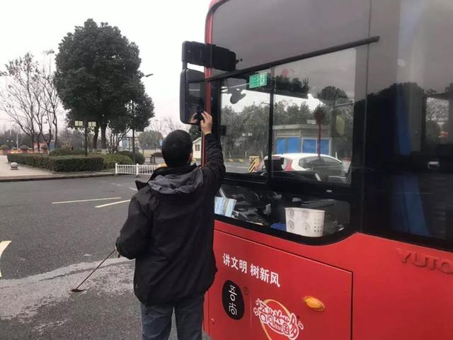 过年不回家坚守岗位的人,春节公交司机坚守