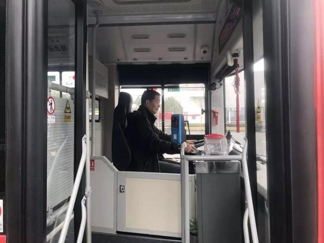 过年不回家坚守岗位的人,春节公交司机坚守