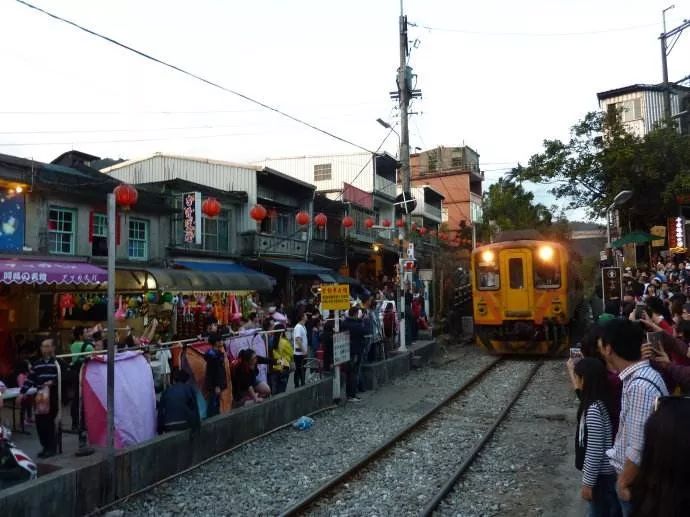 现在的台湾人过春节吗,台湾过年为什么这么热闹