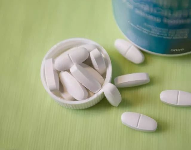 2岁后孩子喝纯牛奶会得肾结石吗,小孩喝纯牛奶得肾结石是什么原因