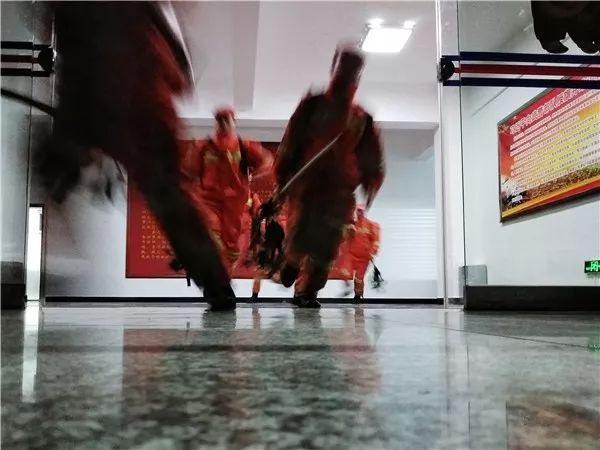 马关县山火民警奋力扑救,各地山火扑救情况