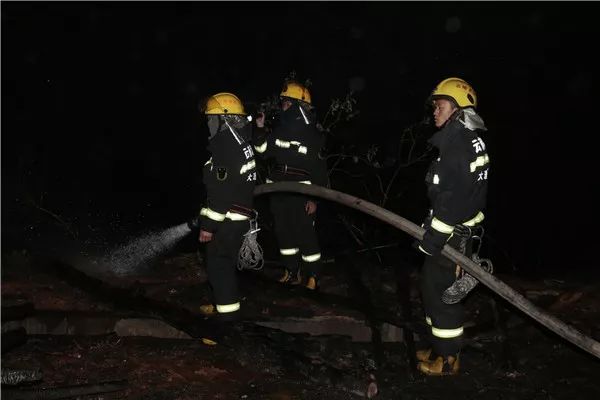 马关县山火民警奋力扑救,各地山火扑救情况