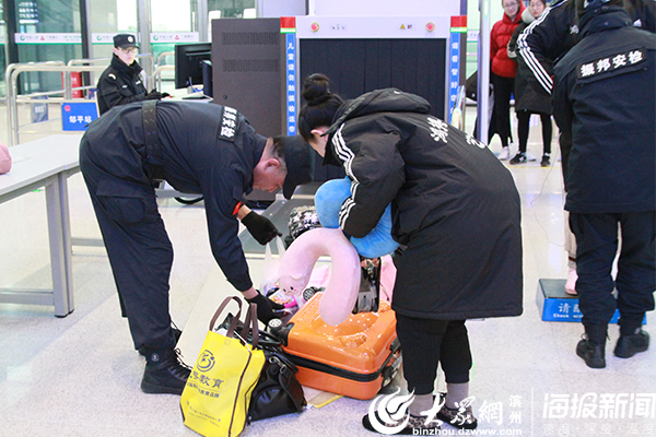 高铁站安检员休息,高铁安检员累不累
