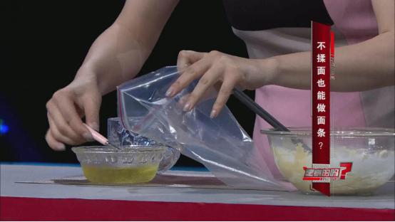 别再用刀刮鱼鳞了！只需这一味调料鱼鳞轻松去除