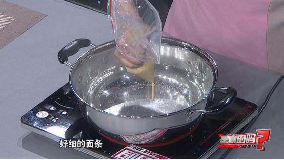 别再用刀刮鱼鳞了！只需这一味调料鱼鳞轻松去除