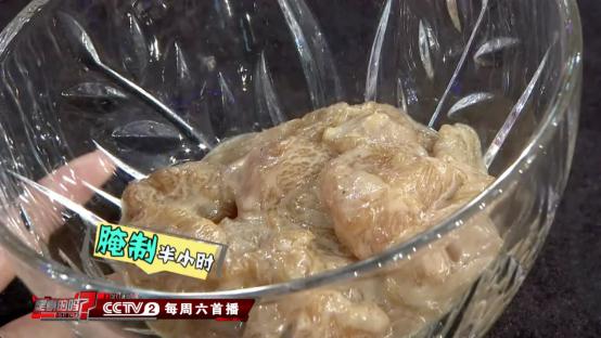 别再用刀刮鱼鳞了！只需这一味调料鱼鳞轻松去除