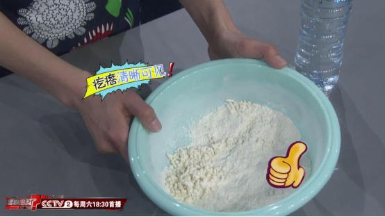 别再用刀刮鱼鳞了！只需这一味调料鱼鳞轻松去除