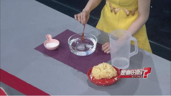 别再用刀刮鱼鳞了！只需这一味调料鱼鳞轻松去除