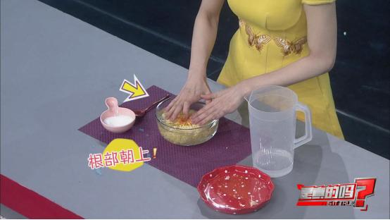 别再用刀刮鱼鳞了！只需这一味调料鱼鳞轻松去除