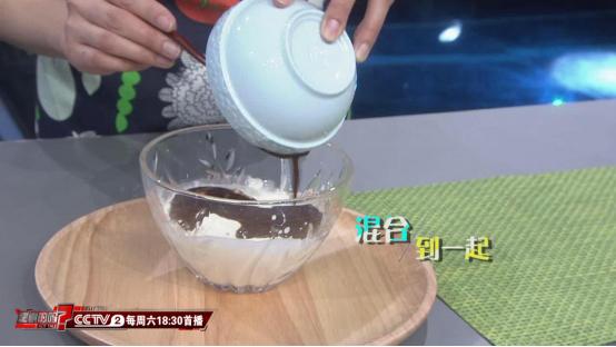 别再用刀刮鱼鳞了！只需这一味调料鱼鳞轻松去除