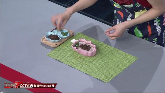 别再用刀刮鱼鳞了！只需这一味调料鱼鳞轻松去除