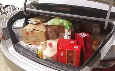 「大年初六」有种爱叫妈妈给装的后备箱，蜀黍也想给你装一个礼物！