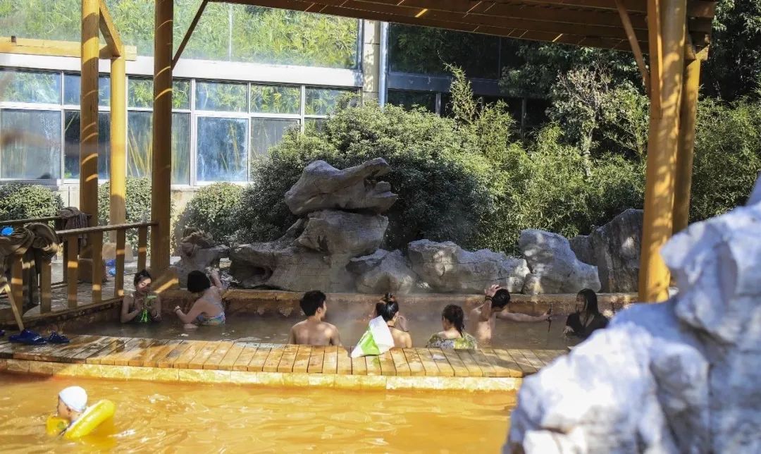 趁着假期来泡温泉吧,趁夏天还没来赶紧泡个温泉