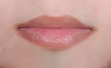 别再OMG了!3招唇部急救术,拯救干燥双唇超有效!