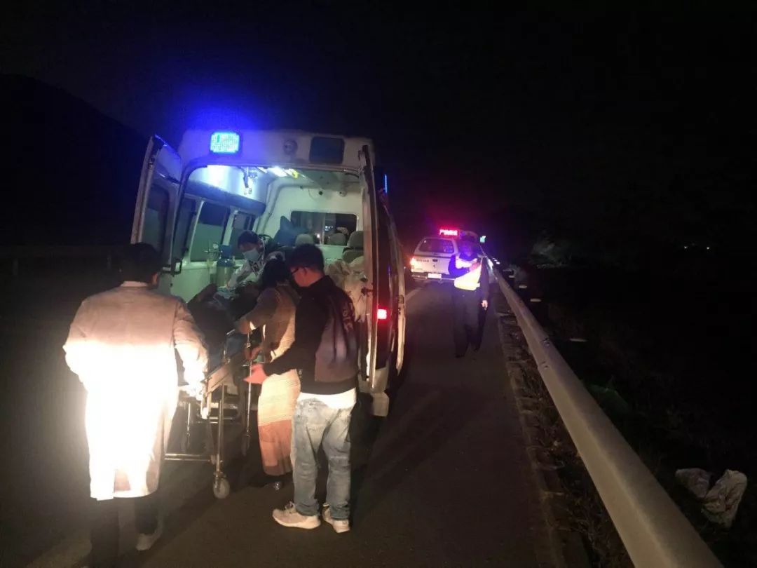 寒夜救助走失少年民警温暖回家路,平安守护风雪救援助迷路老人归家