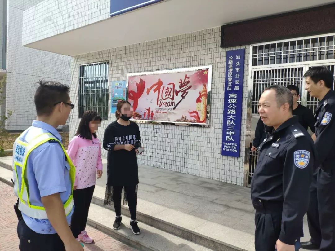 寒夜救助走失少年民警温暖回家路,平安守护风雪救援助迷路老人归家